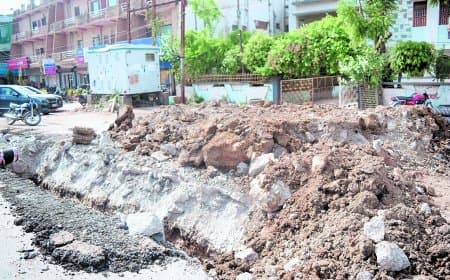 नौ साल बाद भी अधूरा सीवर प्रोजेक्ट, बारिश से बढ़ेंगी मुश्किलें