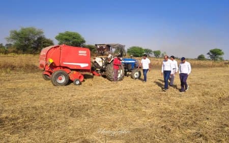 नरवाई प्रबंधन के क्षेत्र में कारगर साबित हो रही बेलर मशीन का प्रदर्शन