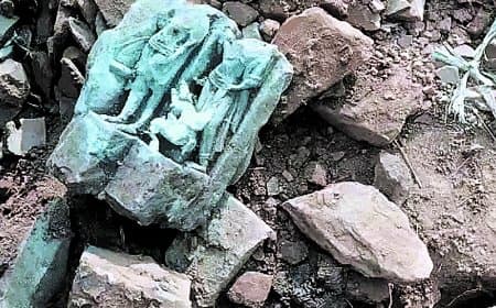 मस्जिद की जमीन पर खुदाई में निकली राम-सीता की मूर्तियां