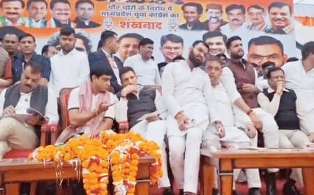 लोकतंत्र बचाने की शपथ: MP यूथ कांग्रेस ने बैरिकेड्स तोड़ने का किया प्रयास, कई कार्यकर्ता गिरफ्तार