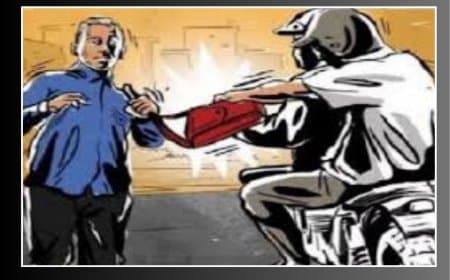 महू दिनदहाड़े 10 लाख की लूट: बैंक के बाहर शराब कंपनी के कर्मचारियों से वारदात