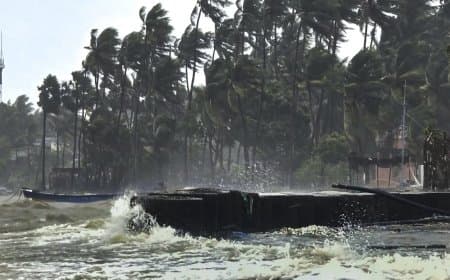 चक्रवाती तूफान दित्वा: 4 राज्यों पर हाई अलर्ट, तमिलनाडु में स्कूल बंद और उड़ानें रद्द | Cyclone Ditwah Live