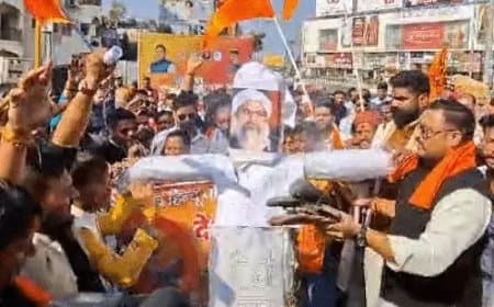 मदनी के 'जिहाद' बयान पर बवाल: भोपाल में VHP-बजरंग दल ने फूंका पुतला, FIR की मांग