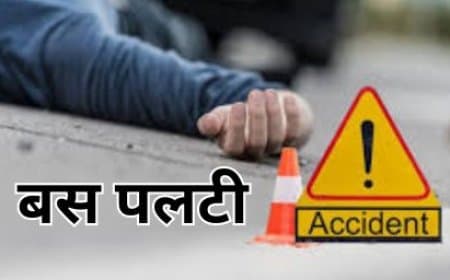 जबलपुर तेज रफ्तार बस पलटी, 15 यात्री घायल, दो गंभीर