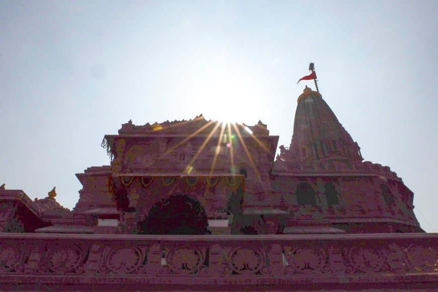 राम मंदिर में लहराई धर्म ध्वजा... दुनिया बनी साक्षी