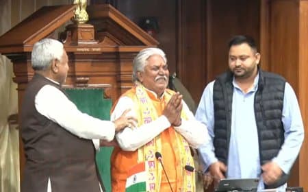 बिहार... सियासी कड़वाहट छोड़ नीतीश-तेजस्वी ने निभाई परंपरा