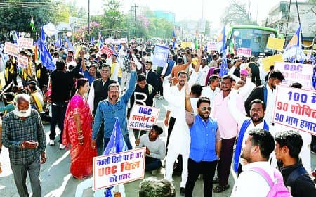 मैडम हम शर्मिंदा हैं...प्रदर्शनकारियों ने तोड़ी मर्यादा,कुत्ते के गले में बांधा ज्ञापन, नया कलेक्टर जिंदाबाद के नारे लगाए