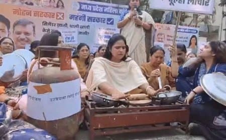 भोपाल में महिला कांग्रेस की 'रसोई संसद': खाली कड़ाही और थाली बजाकर जताया विरोध