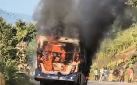 बस में लगी आग... बाल-बाल बची विधायक समेत 40 यात्रियों की जान
