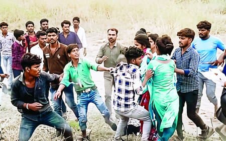 रामनवमी मेले में छेड़खानी विवाद, दो युवकों की भीड़ ने जमकर पिटाई की