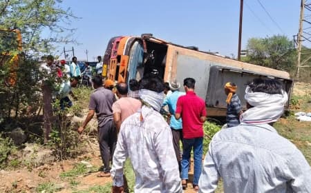 कटनी बस हादसा: लमतरा फ्लाई ओवर पर पलटी बस, यात्रियों से धक्का लगवाना पड़ा महंगा, 5 गंभीर घायल