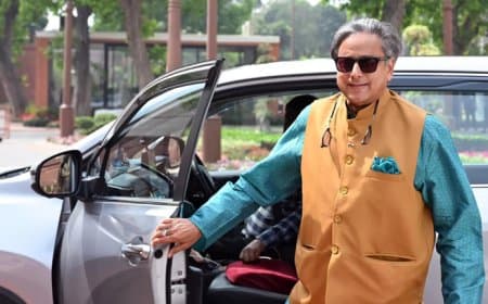 केरलम: थरूर के काफिले पर हमला, सड़क पर घेरी गाड़ी, गनमैन को पीटा केरलम: थरूर के काफिले पर हमला, सड़क पर घेरी गाड़ी, गनमैन को पीटा