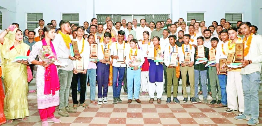 पन्ना की बेटी प्रतिभा ने 499 अंक पाकर 10वीं बोर्ड में रचा इतिहास पन्ना की बेटी प्रतिभा ने 499 अंक पाकर 10वीं बोर्ड में रचा इतिहास