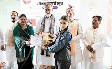 मोहन के मंत्री के हाथों सम्मानित हुएहोनहार, पटेल बोले- लगन, परिश्रम से बड़ा लक्ष्य प्राप्त हो जाता है 
