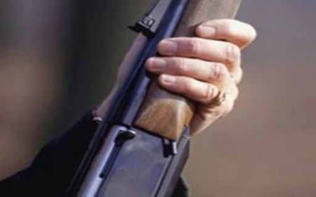 सांभर की गर्दन काट रहे थे शिकारी, तभी पहुंच गई पुलिस 