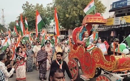 विशाल तिरंगा यात्रा निकाली