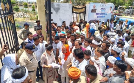 वनवे विसंगति से आक्रोशित आटो चालकों ने कलेक्ट्रेट पर प्रदर्शन कर सौपा ज्ञापन
