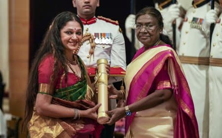 पद्म सम्मान से नवाजी गई 68 हस्तियां, पूर्व चीफ जस्टिस खेहर और नृत्यांगना शोभना भी हुई महामहिम के हाथों सम्मानित