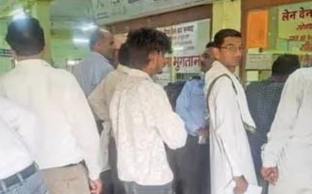 एलआईसी ऑफिस में एक ही विंडो होने के कारण घंटों लाइन में खड़े रहते हैं लोग