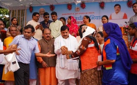सीएम बोले- जल बचायें, क्योंकि जल की हर बूंद में समाया है जीवन, बड़े तालाब के घाटों पर किया श्रमदान