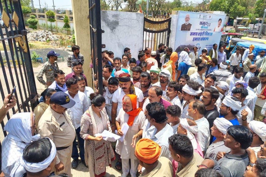 वनवे विसंगति से आक्रोशित आटो चालकों ने कलेक्ट्रेट पर प्रदर्शन कर सौपा ज्ञापन