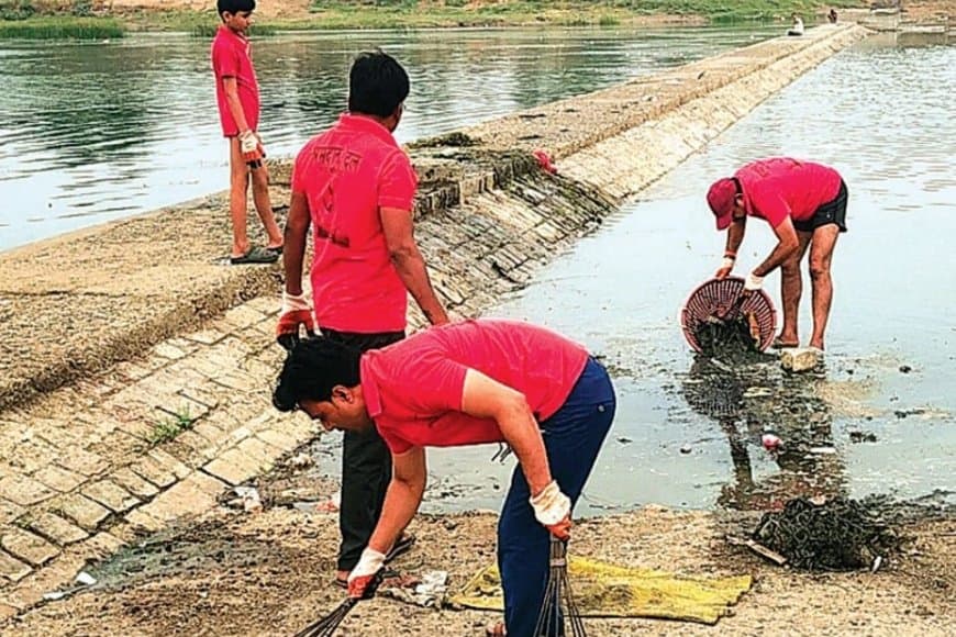 श्रद्धा के नाम पर फैल रहा जलप्रदूषण, श्रमदानियों ने निकाला कचरा