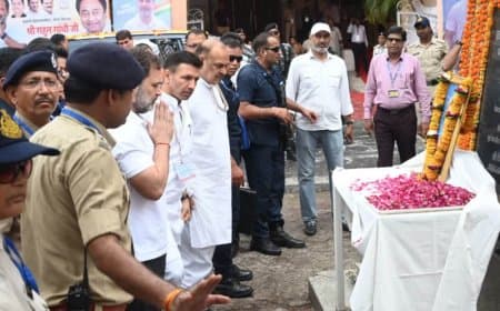 फिर किरकिरी...राहुल गांधी ने दादी इंदिरा को जूते पहनकर अर्पित की पुष्पांजलि