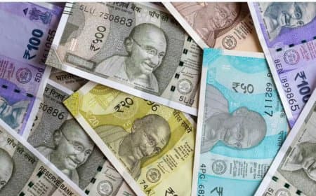 घरेलू बाजार का रुख देख दबाव में रुपया: डॉलर के मुकाबले 21 पैसे का लगाया गोता, पहुंचा 85.60 पर