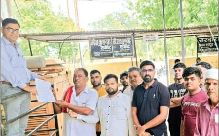 जवाहर रोड पर शराब दुकान हटाने को लेकर वार्डवासियों ने दिया ज्ञापन