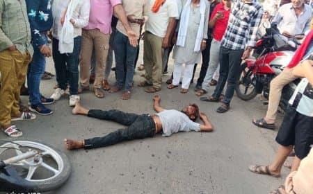 अज्ञात बाइक की टक्कर से एक बाइक चालक गंभीर घायल
