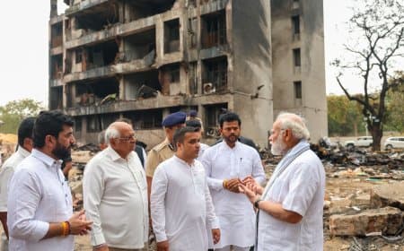 पीएम मोदी विमान हादसे के पीड़ितों से मिलने अस्पताल पहुंचे