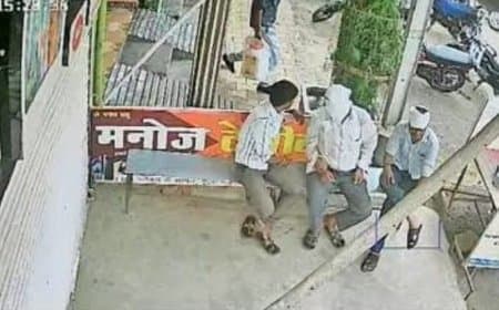  तेल का ड्रम चोरी कर बाइक से भागे, सीसीटीवी में कैद