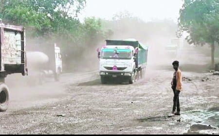 कोल परिवहन में लगे ट्रेलर मानकों की उड़ा रहे धज्जियां, जिम्मेदार मेहरबान