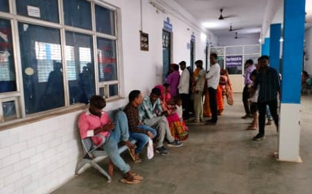 अस्पताल में डॉक्टरों की कमी से जूझ रहे मरीज