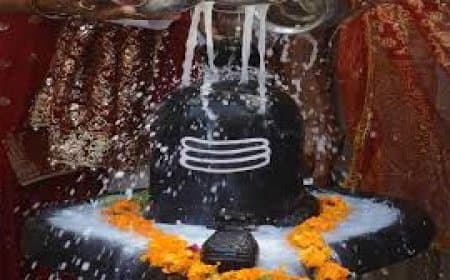 सावन 2025: रुद्राभिषेक की शुभ तिथियां और महत्व - महादेव को प्रसन्न करने का तरीका