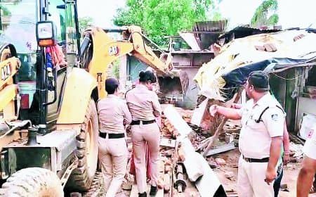 अतिक्रमण कर बनाई गई दो दर्जन दुकानों पर प्रशासन का चला बुलडोजर
