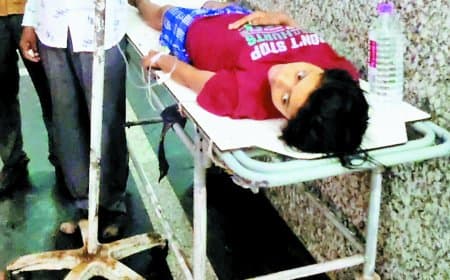 जिला अस्पताल के गेट में ढाई घंटे स्ट्रेचर पर पड़ा रहा मरीज