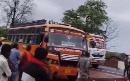 यात्री बसों की क्रॉसिंग के दौरान बाइक सवार को लगी टक्कर, मौत