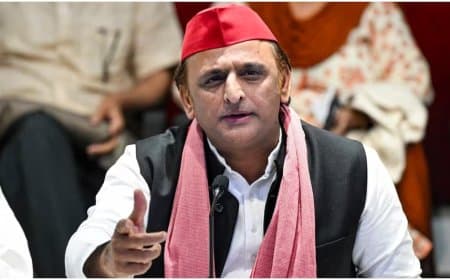 अखिलेश ने सपा के तीन विधायकों को दिखाया बाहर का रास्ता