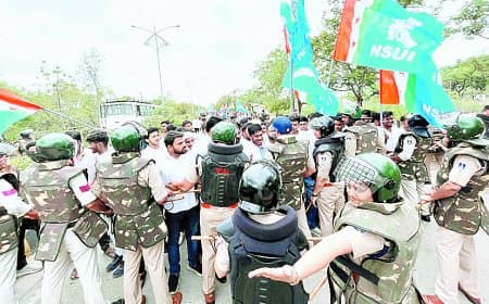 गुस्साए छात्रों पर पुलिस ने चलाया टियर गैस, वाटर कैनन