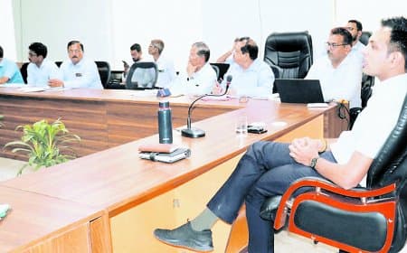 टीएल बैठक में ननि आयुक्त के दिखे सख्त तेवर, अवैध कॉलोनी को लेकर दिए कड़े निर्देश