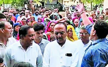सरकारी जमीन पर रह रहे लखरोनी के गरीबों को बेदखली का नोटिस