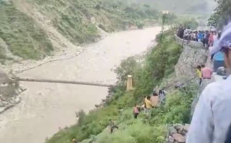 अलकनंदा में गिरी बस, दो की मौत: 6 घायल, 10 लापता