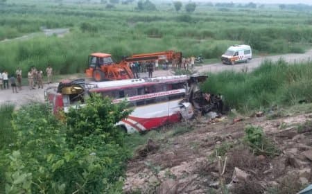 आगरा-लखनऊ एक्सप्रेस-वे की रेलिंग तोड़ नीचे जा गिरी बस