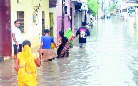 तीन इंच की बारिश में फिर घरों व दुकानों में घुसा पानी