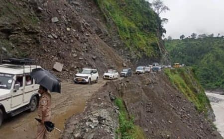 बदरीनाथ हाईवे पर गिरा भारी मलबा, आवाजाही बंद