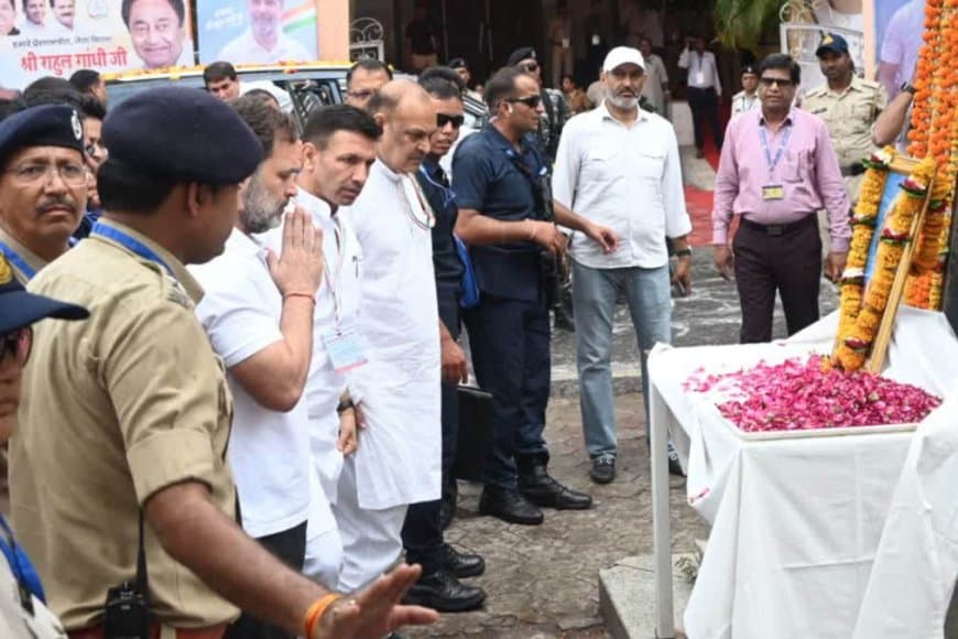 फिर किरकिरी...राहुल गांधी ने दादी इंदिरा को जूते पहनकर अर्पित की पुष्पांजलि