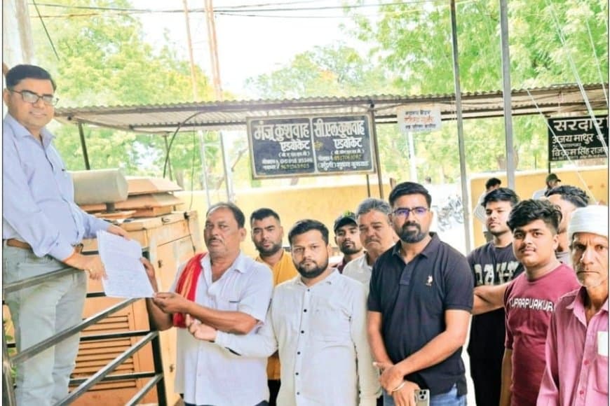 जवाहर रोड पर शराब दुकान हटाने को लेकर वार्डवासियों ने दिया ज्ञापन