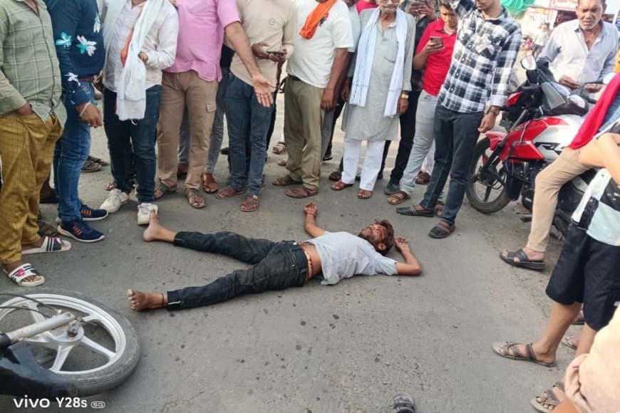अज्ञात बाइक की टक्कर से एक बाइक चालक गंभीर घायल