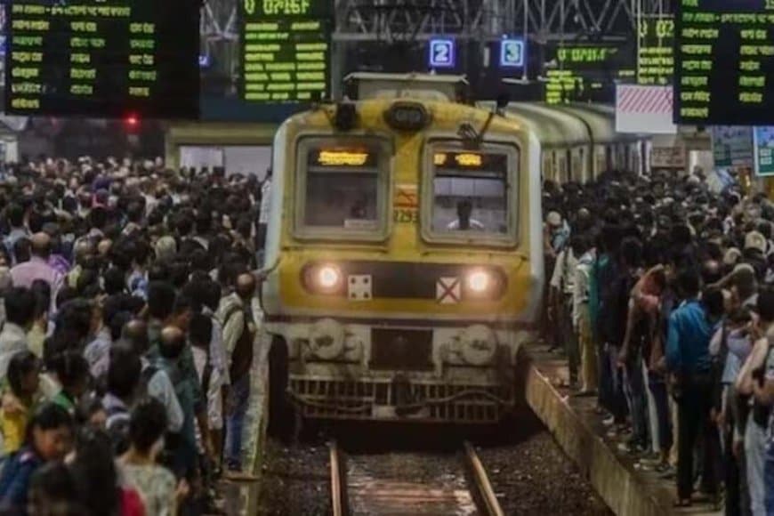 चलती ट्रेन से गिरे यात्री, पांच की मौत